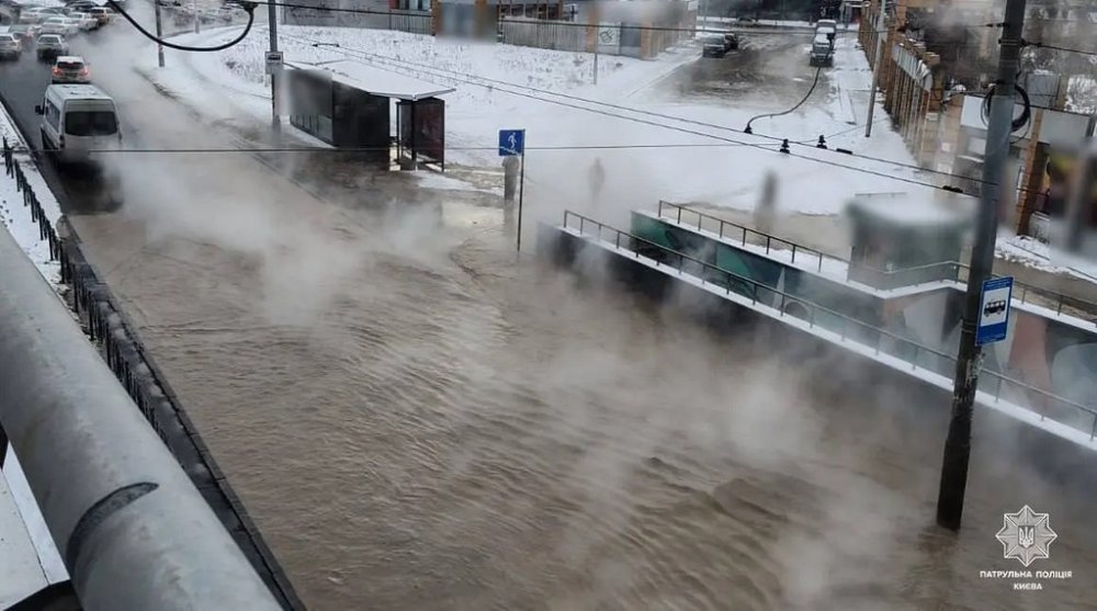 Прорив труби на проспекті Лобановського. У Києві 16-річна дівчина впала в яму з окропом і отримала 73% опіків тіла (ФОТО)