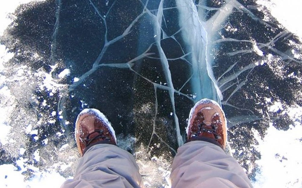 Небезпечні розваги: ​​у Києві дитина провалилася під лід (ВІДЕО)