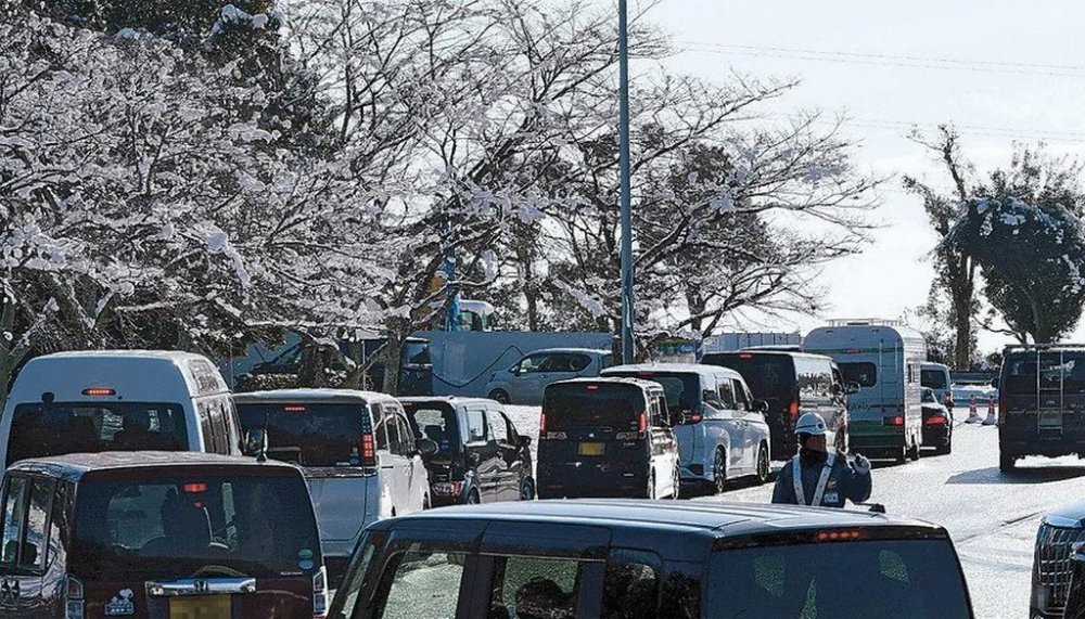 Аномальні снігопади в Японії спричинили 23-кілометровий затор (ВІДЕО)