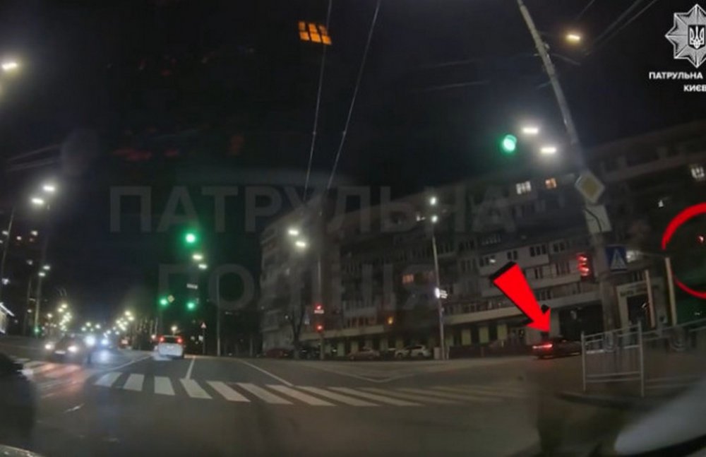 У Києві водій BMW на очах у поліції проїхав на червоний сигнал світлофора (ВІДЕО)