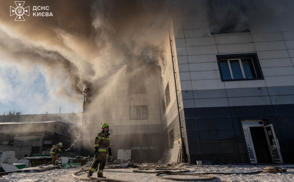 У Солом’янському районі горіла триповерхова складська будівля (ФОТО)