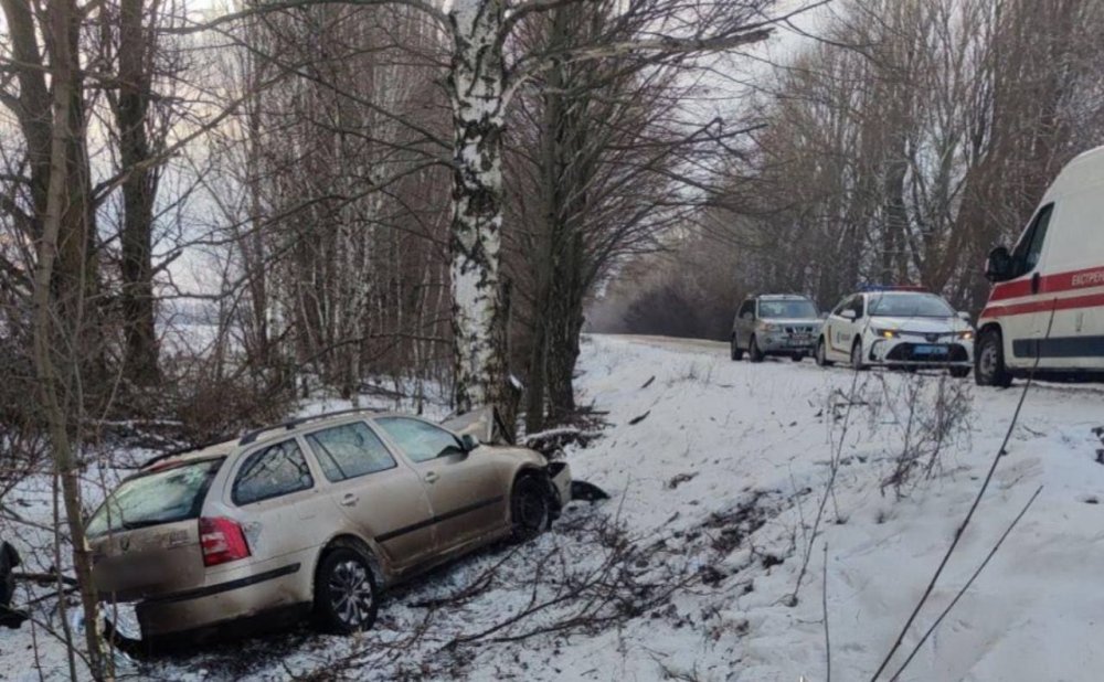 На Київщині п’яний водій злетів у кювет і врізався в дерево: трьох пасажирів госпіталізували