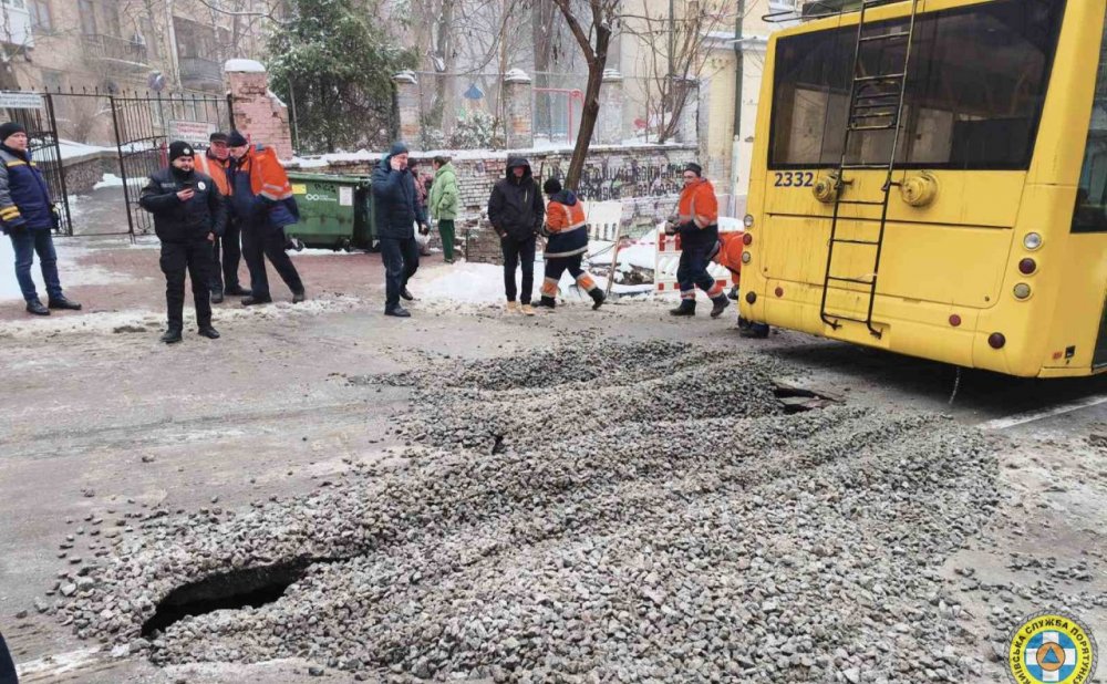 У центрі Києва тролейбус провалився у яму (ФОТО)