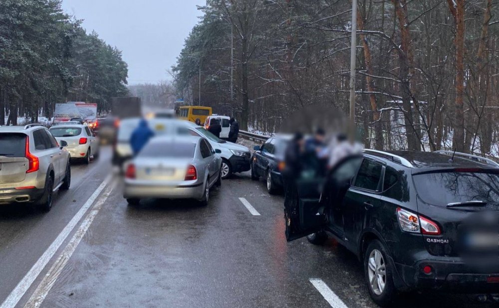 Масштабна ДТП за участі 13 авто в Оболонському районі: рух на виїзді з Києва ускладнений (ФОТО)