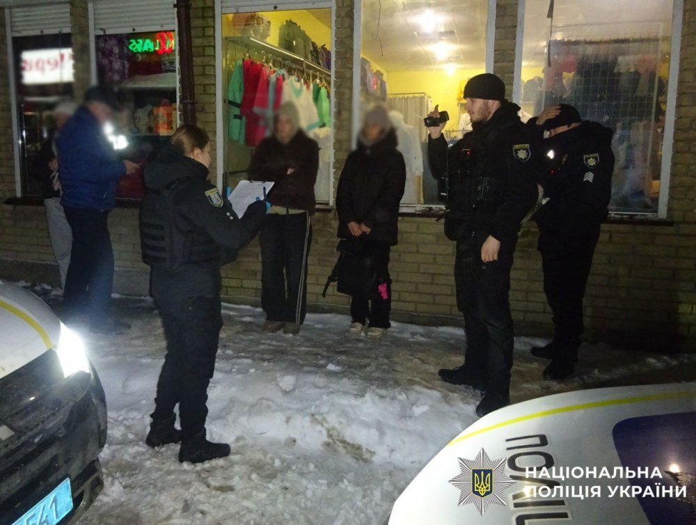 У Києві поліцейські затримали молоду пару за вуличний збут наркотиків (ФОТО)