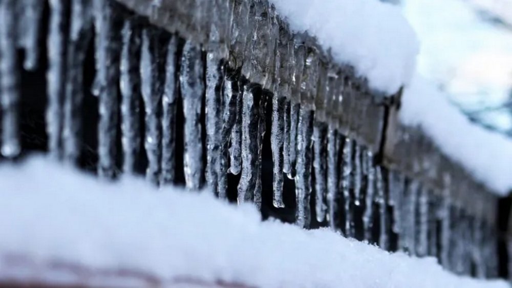 У Тернополі з даху багатоповерхівки звисає гігантська бурулька (ВІДЕО)