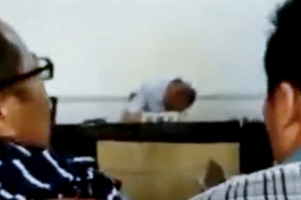 У Китаї суддя трохи перебрав та заснув під час засідання