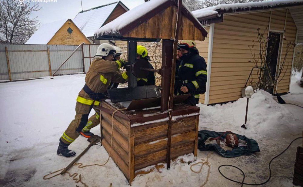 Вісім метрів холоду: на Київщині чоловіка витягли з криниці (ФОТО)