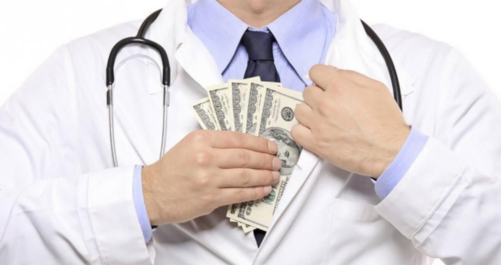 У Києві лікар обіцяв за 20 000 євро переправити чоловіка у формі прикордонника до Румунії