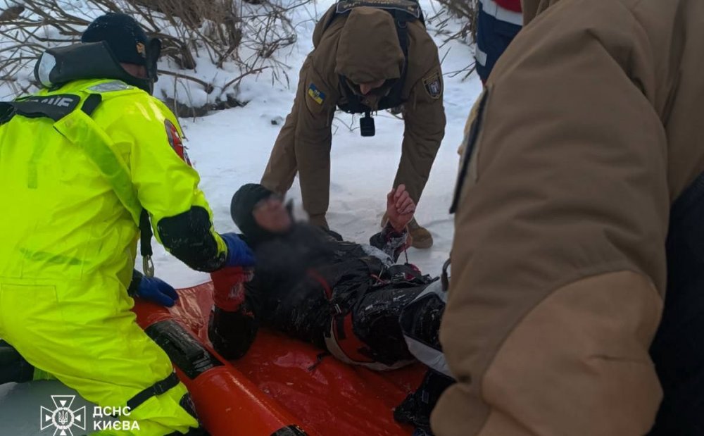 Катався на скайсерфінгу: на Оболоні рятувальники витягли з-під криги чоловіка (ФОТО)