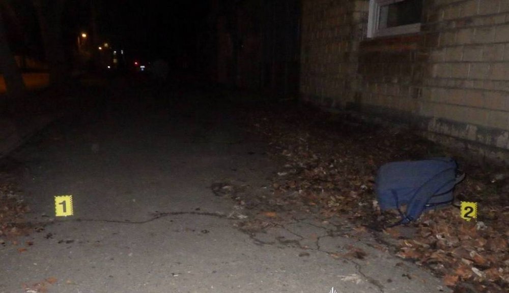 Побили й пограбували військового просто на зупинці: у Києві судитимуть двох нападників