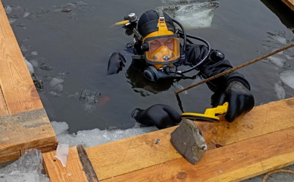 На Київщині водолази дістали з озера вибухонебезпечний предмет (ФОТО)