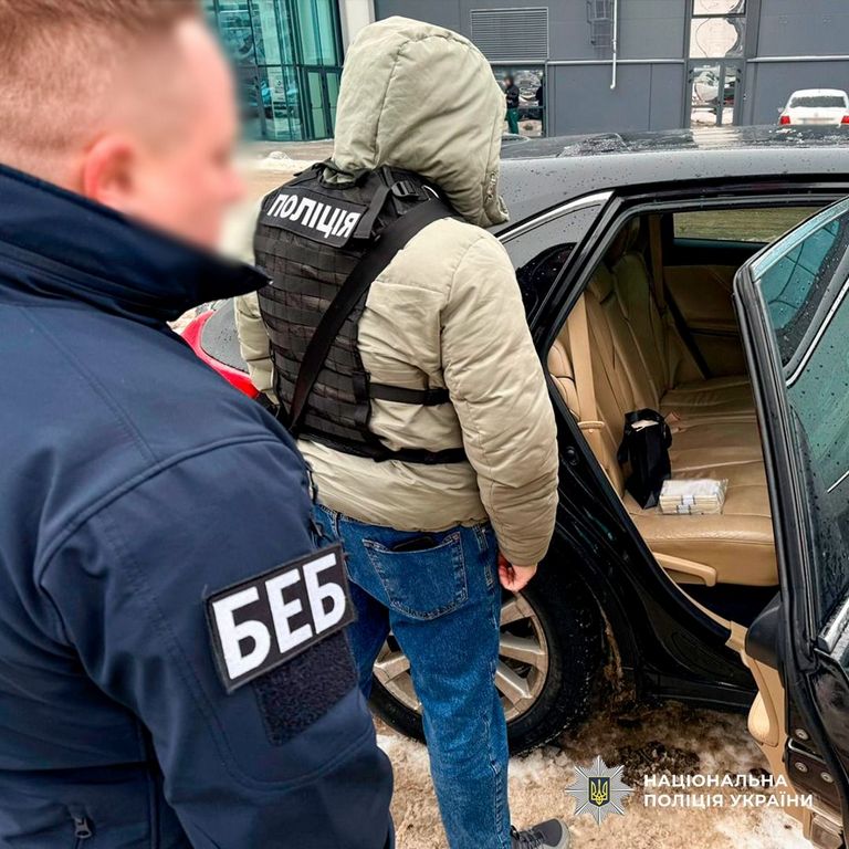 У Києві молодики збували фальшиві 100-доларові купюри високої якості (ФОТО)