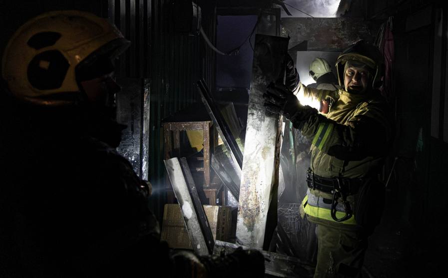 У Києві горів ринок: вогонь охопив кіоски, є постраждалий (ВІДЕО)