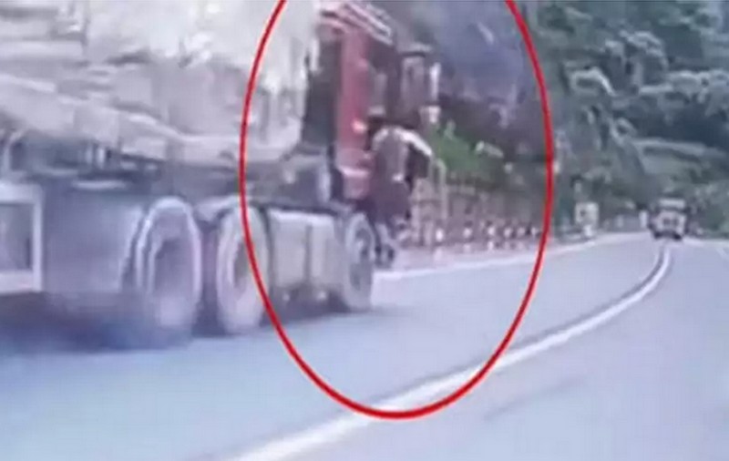 Спритний китаєць наздогнав вантажівку, яка втекла без водія (ВІДЕО)