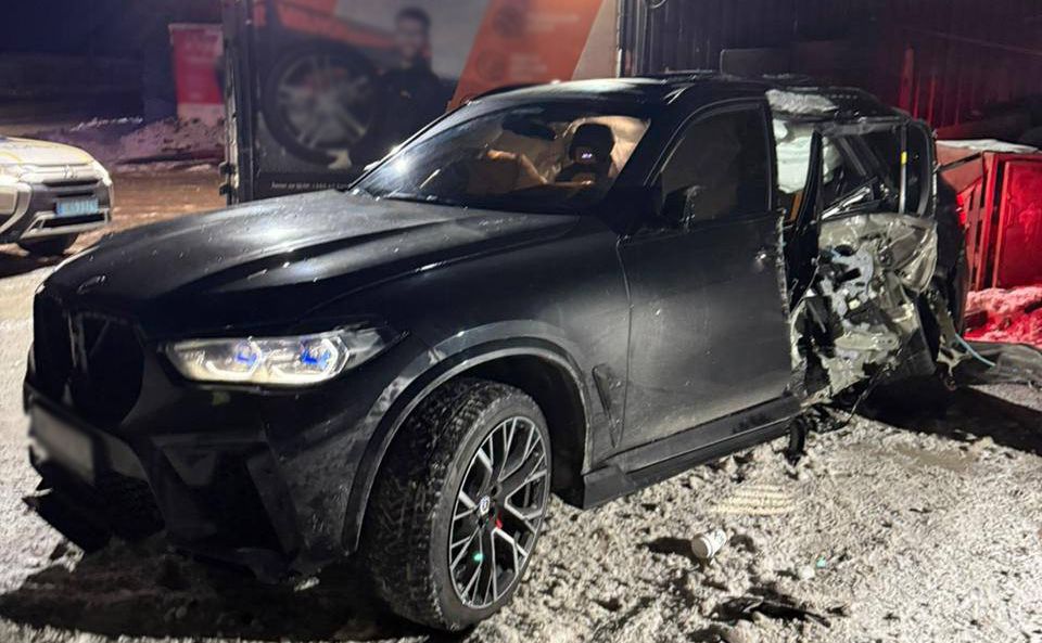 У Києві водій BMW після ДТП покинув свого травмованого пасажира та втік (ФОТО)