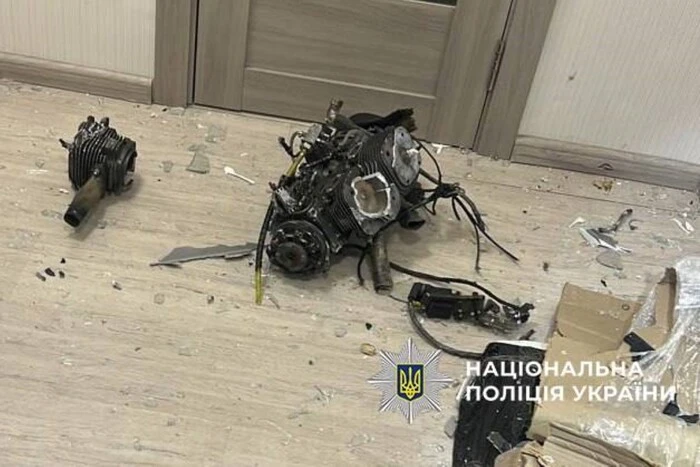 Двигун дрона пробив стіну і опинився посеред столичної квартири (ФОТО)