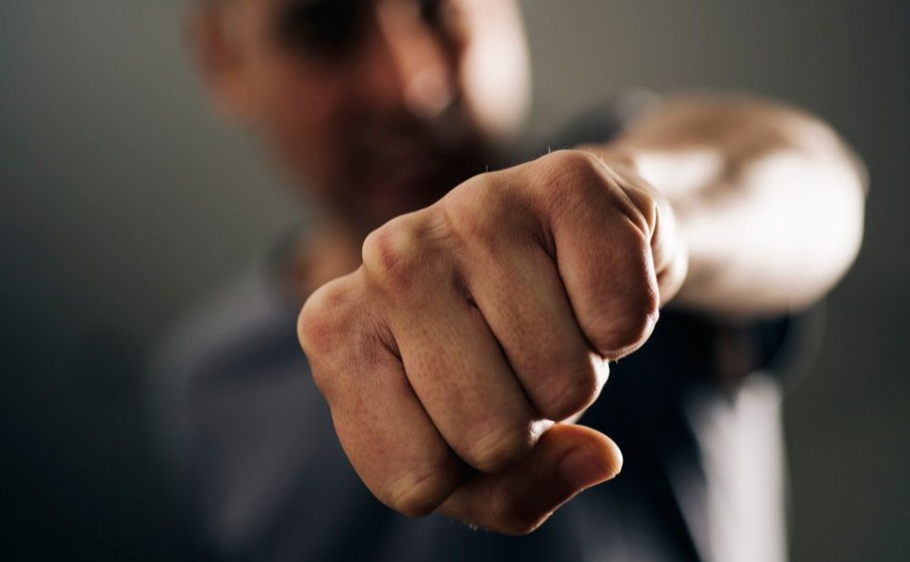 У центрі Києва іноземець жорстоко побив чоловіка в готелі: потерпілий втратив око