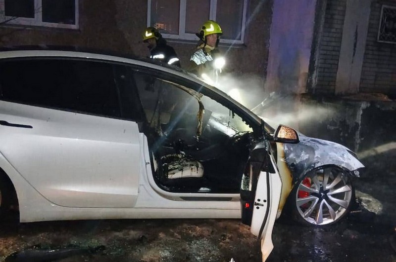 У Києві затримали 16-річну дівчину та 19-річного хлопця, які спалили три автомобілі Tesla на замовлення ворога