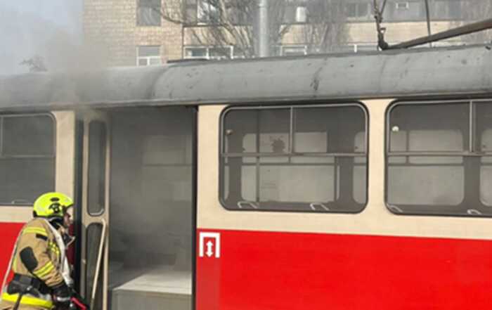 У Києві посеред білого дня загорівся трамвай (ФОТО)