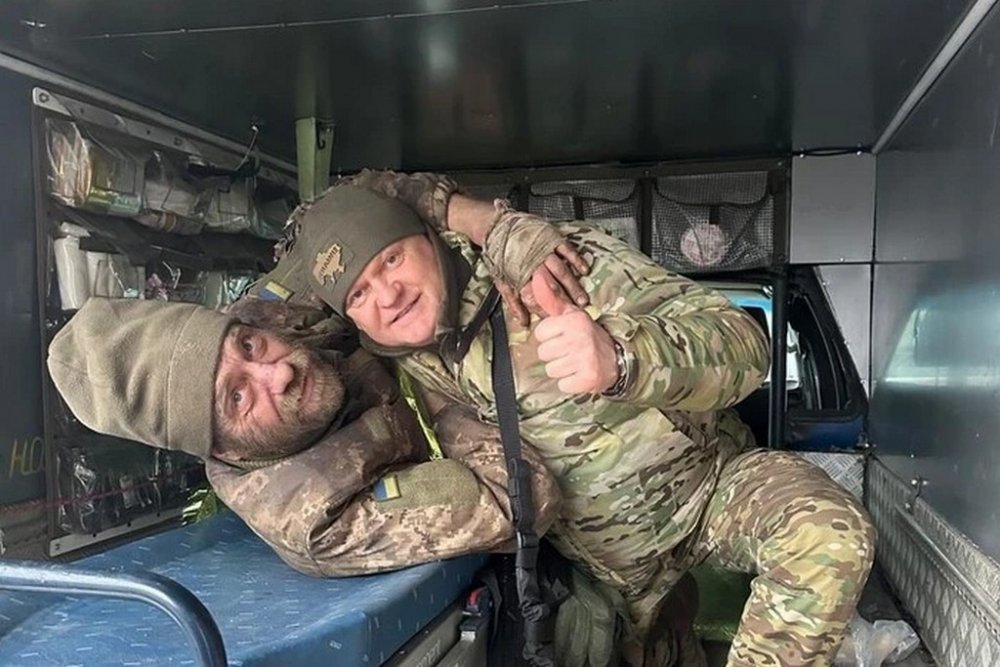 Поранений військовий ЗСУ, який потрапив у полон росіян… переконав їх здатися (ВІДЕО)