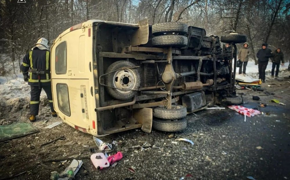 Загиблого вирізали з розбитого авта: на Київщині сталася масштабна ДТП (ФОТО)