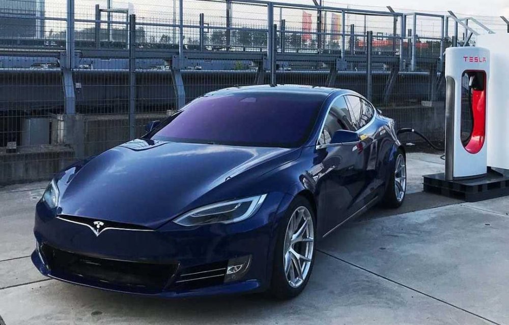 В Америці дівчата намагалися заправити електрокар Tesla бензином (ВІДЕО)