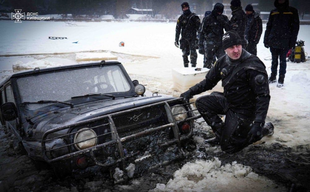 На Київському морі автомобіль з двома «дрифтовиками»-смертниками провалився під лід (ВІДЕО)