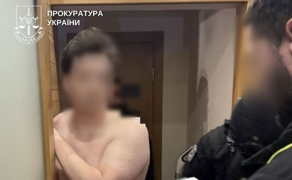 У столиці викрили 37-річного чоловіка, який співмешкав з неповнолітніми дівчатами та схиляв їх до інтиму