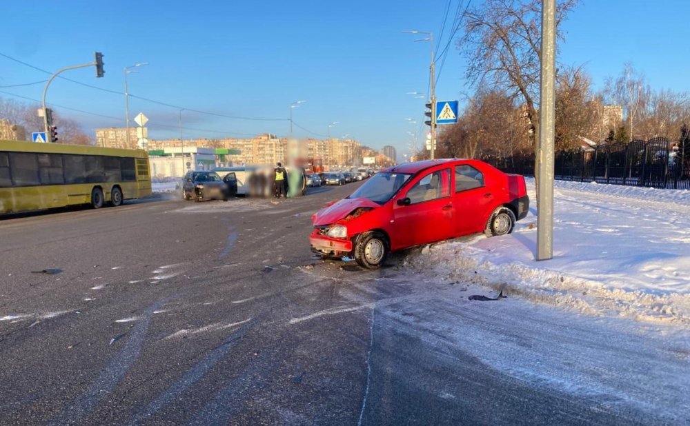У Києві на перехресті перекинувся автомобіль
