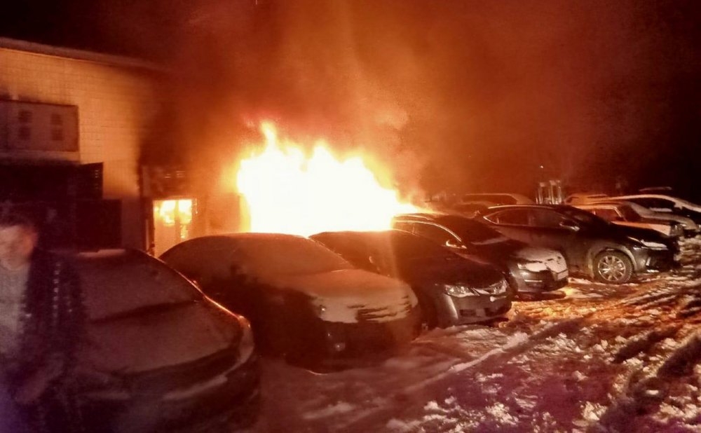 На Оболоні згоріла трансформаторна підстанція: вогонь пошкодив автівки (ФОТО)