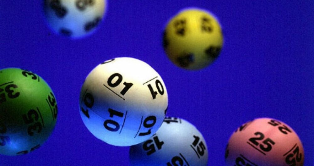 Жінка пів життя грала в лотерею і стала мільйонеркою