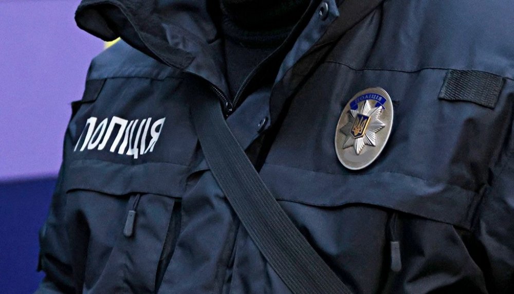 У Києві чоловік погрожував викинути літнього батька з вікна