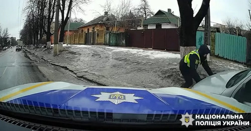 У Харкові чоловік збив поліцейську під час спроби втекти від ТЦК (ВІДЕО)