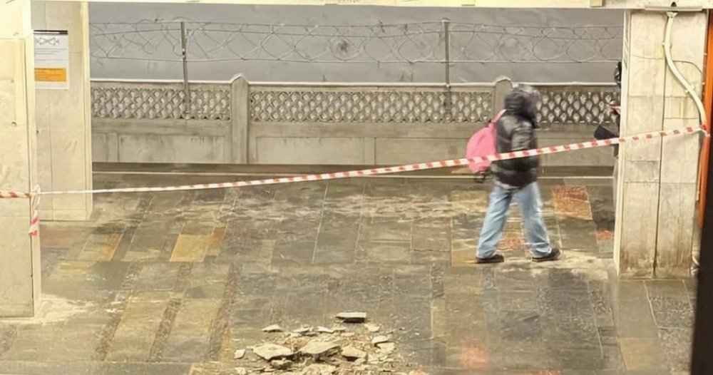 У Києві на 2 станціях метро обвалилася стеля: обстріли чи недбале утримання