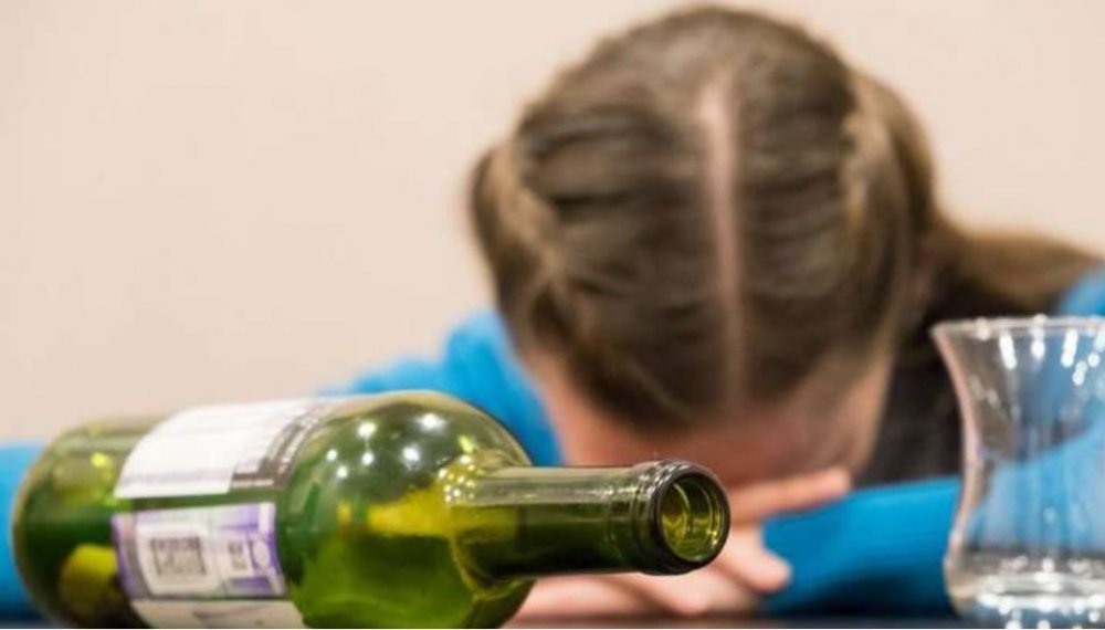 Неповнолітня киянка вживала алкоголь разом з матір’ю та під час сварки намагалася вчинити самогубство