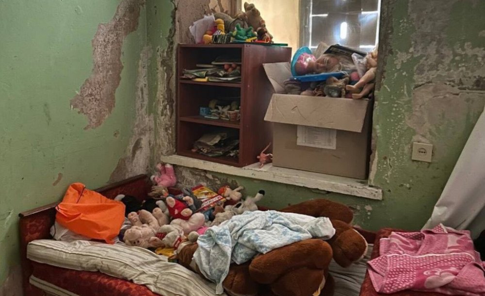 Антисанітарія, насильство і «прозріння» після підозри: у Києві матір роками знущалася з 14-річної доньки