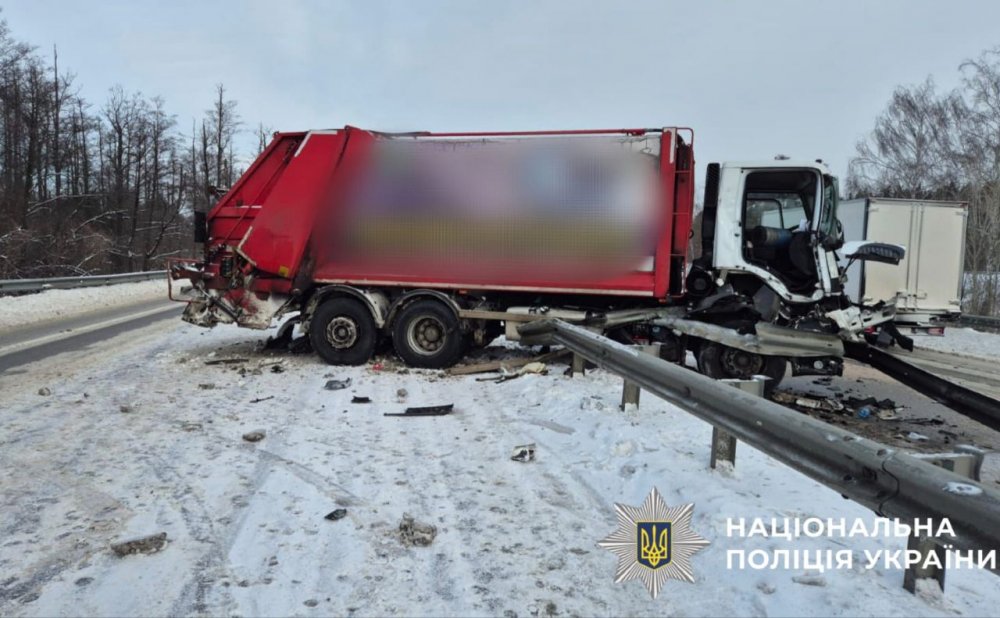 На Київщині не розминулися дві вантажівки: постраждала жінка (ФОТО)