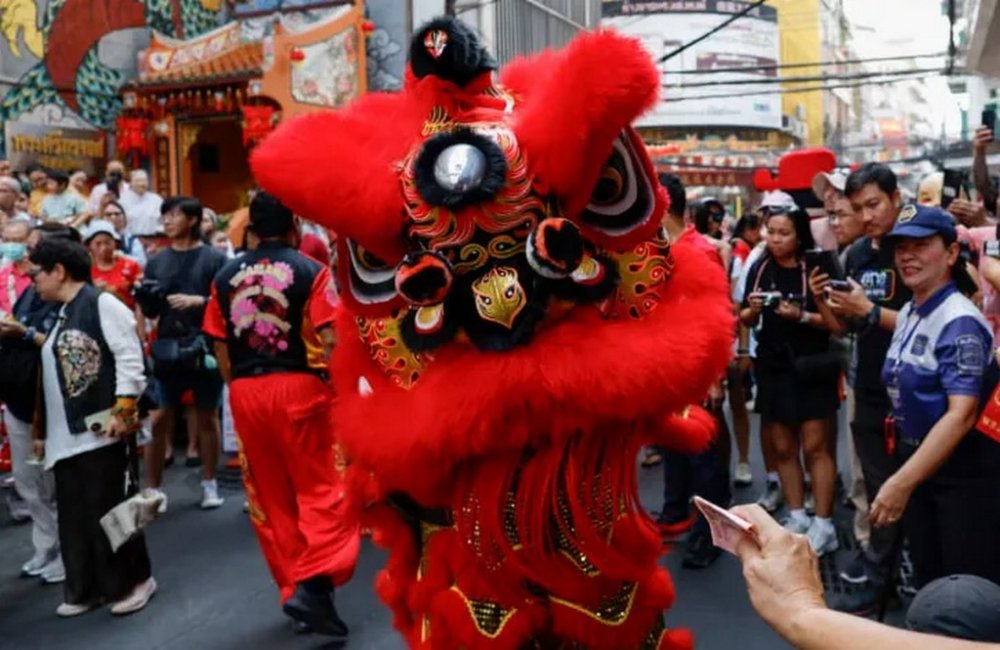 Таїландські поліцейські в масках танцюристів-левів упіймали злодія