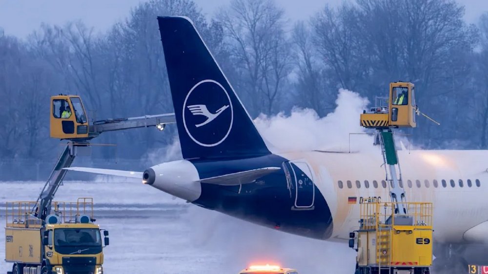 У Німеччині сотні пасажирів ночували у літаках через снігопад