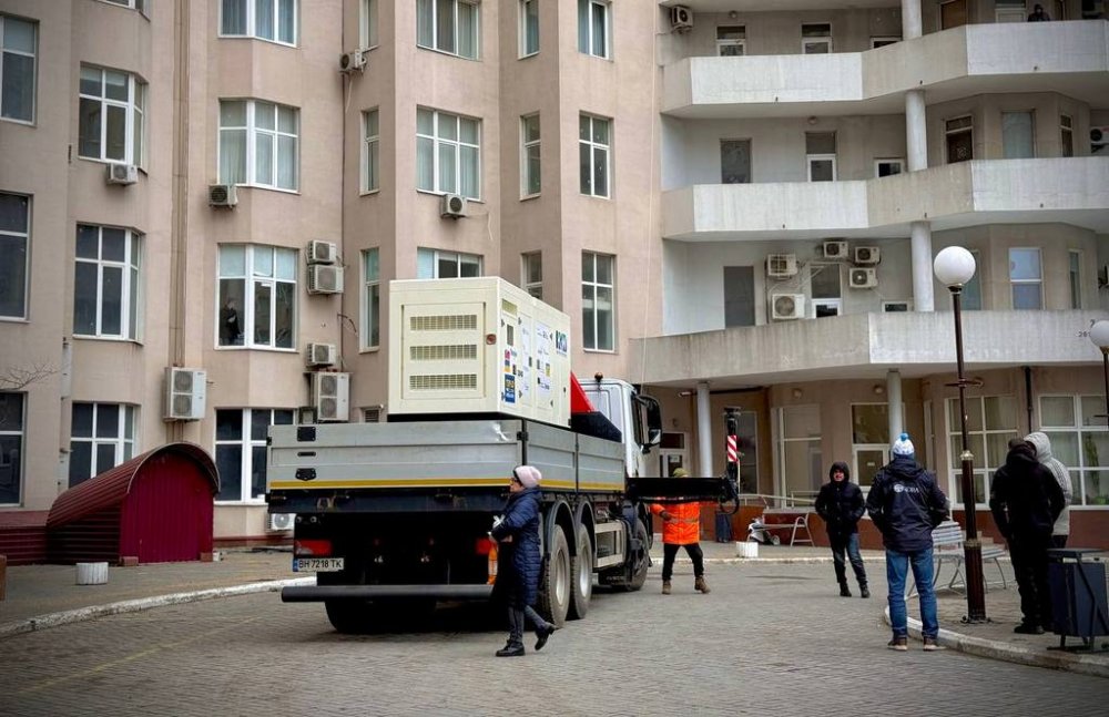 В Одесі генератори зі Словаччини привезли до житлового будинку, зробили фотосесію з ними та відвезли назад