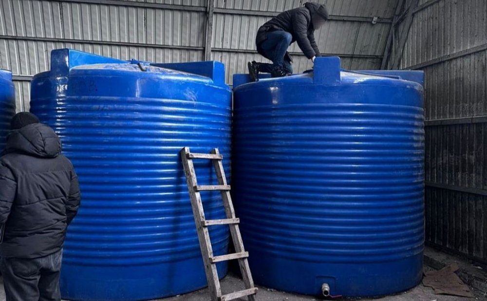 У Києві ділки тоннами виробляли палену горілку, віскі та ром (ВІДЕО)