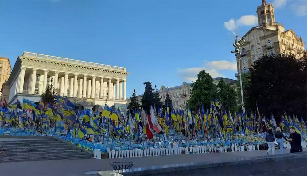 У Києві затримано чоловіка, який поглузував над меморіалом пам’яті на Майдані (ВІДЕО)