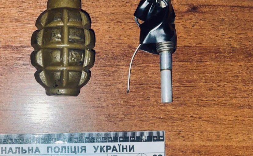 На Київщині чоловік продавав зброю і гранати: «бізнесмена» затримала поліція (ФОТО)