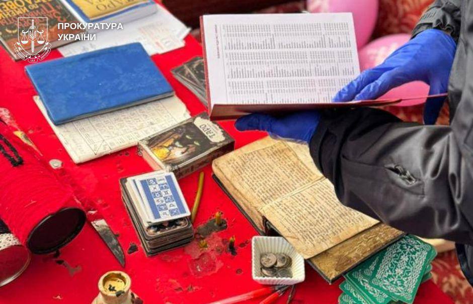У Києві затримали трьох «спадкових ясновидців», які викачували гроші у сімей загиблих військових