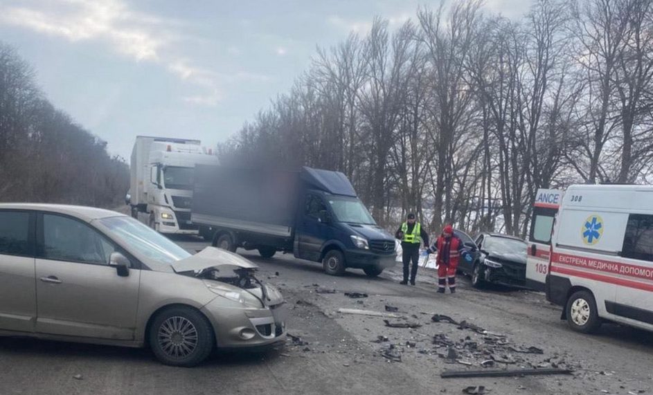 На Київщині водійка легковика спровокувала ДТП, в якій постраждав 47-річний чоловік (ФОТО)