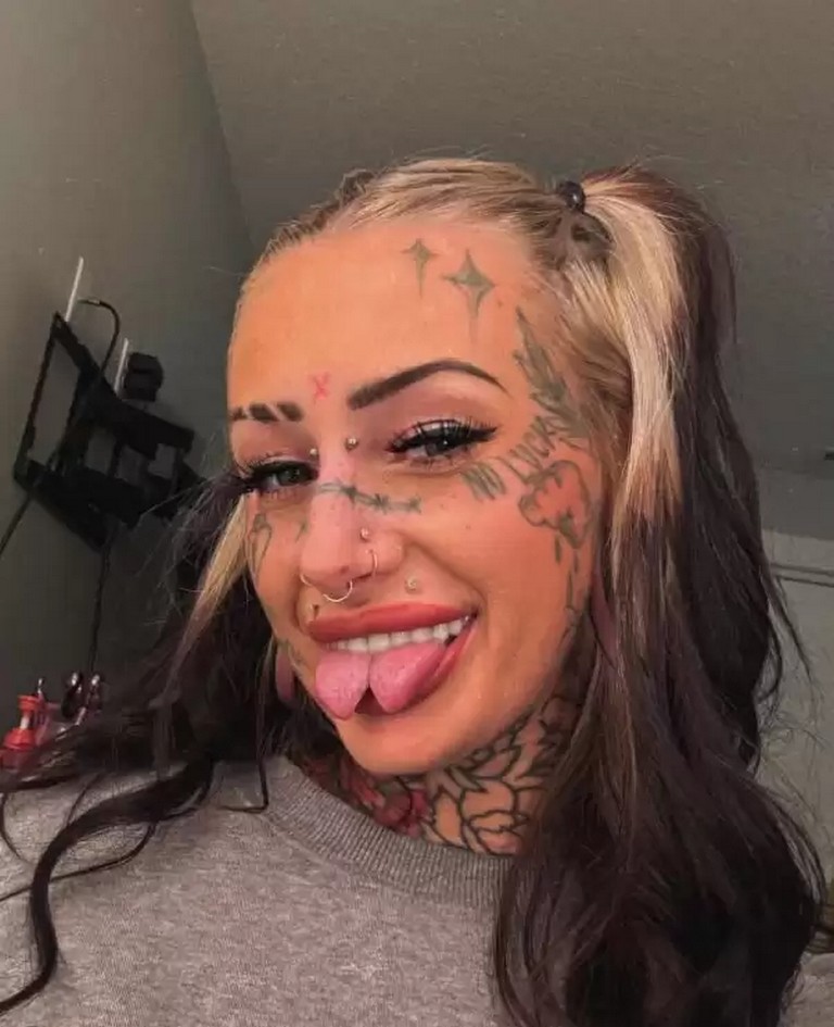 Щоб бути схожою на змію, дівчина розрізала язик навпіл (ФОТО)