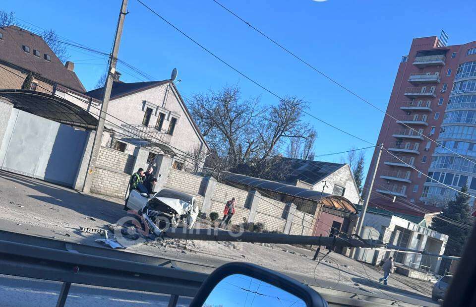 У Дніпрі авто в'їхало в легковик та знесло стовп (ВІДЕО)