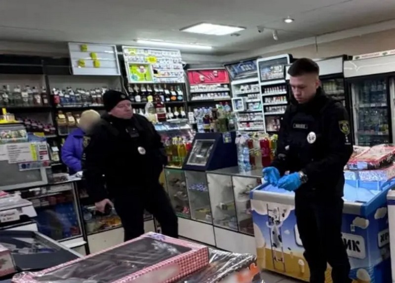Під Києвом чоловік влаштував стрілянину в магазині, цілив у полиці з алкоголем
