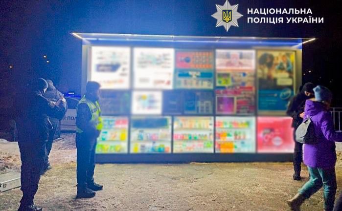 У Києві чоловік прикинувся охоронником і «виніс» касу тютюнової крамниці (ФОТО)